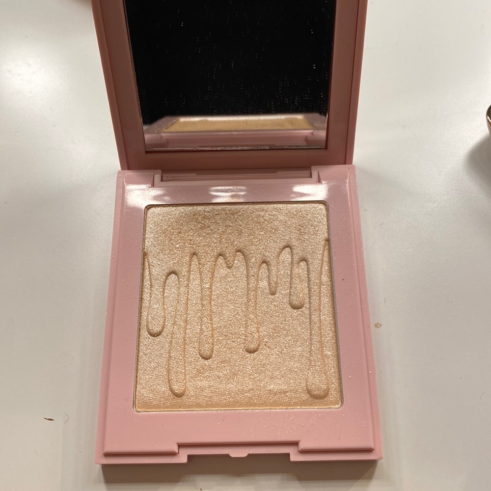 Kylie cosmetics highlighter